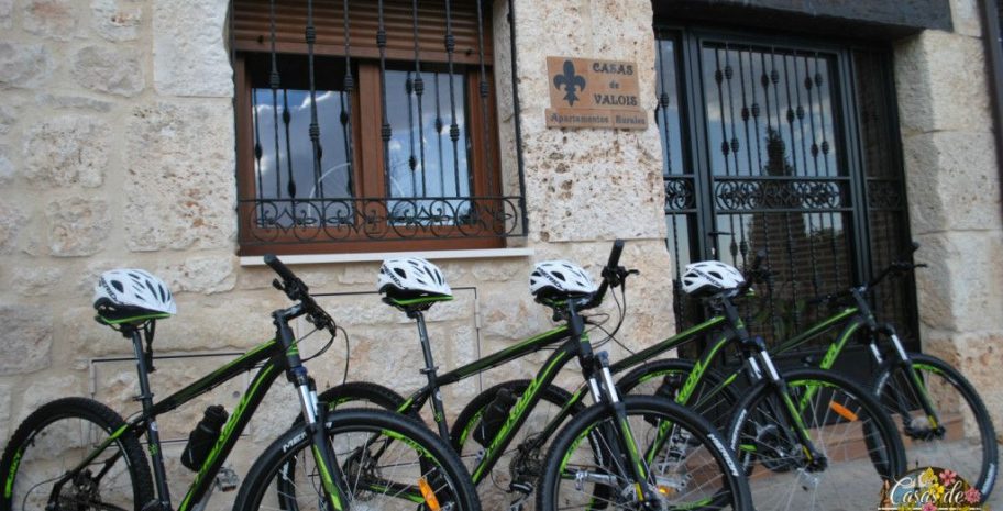 Bicicletas en las Casas de Valois en Hita.